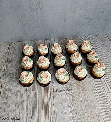 Cicekli-Nisan-Cupcake